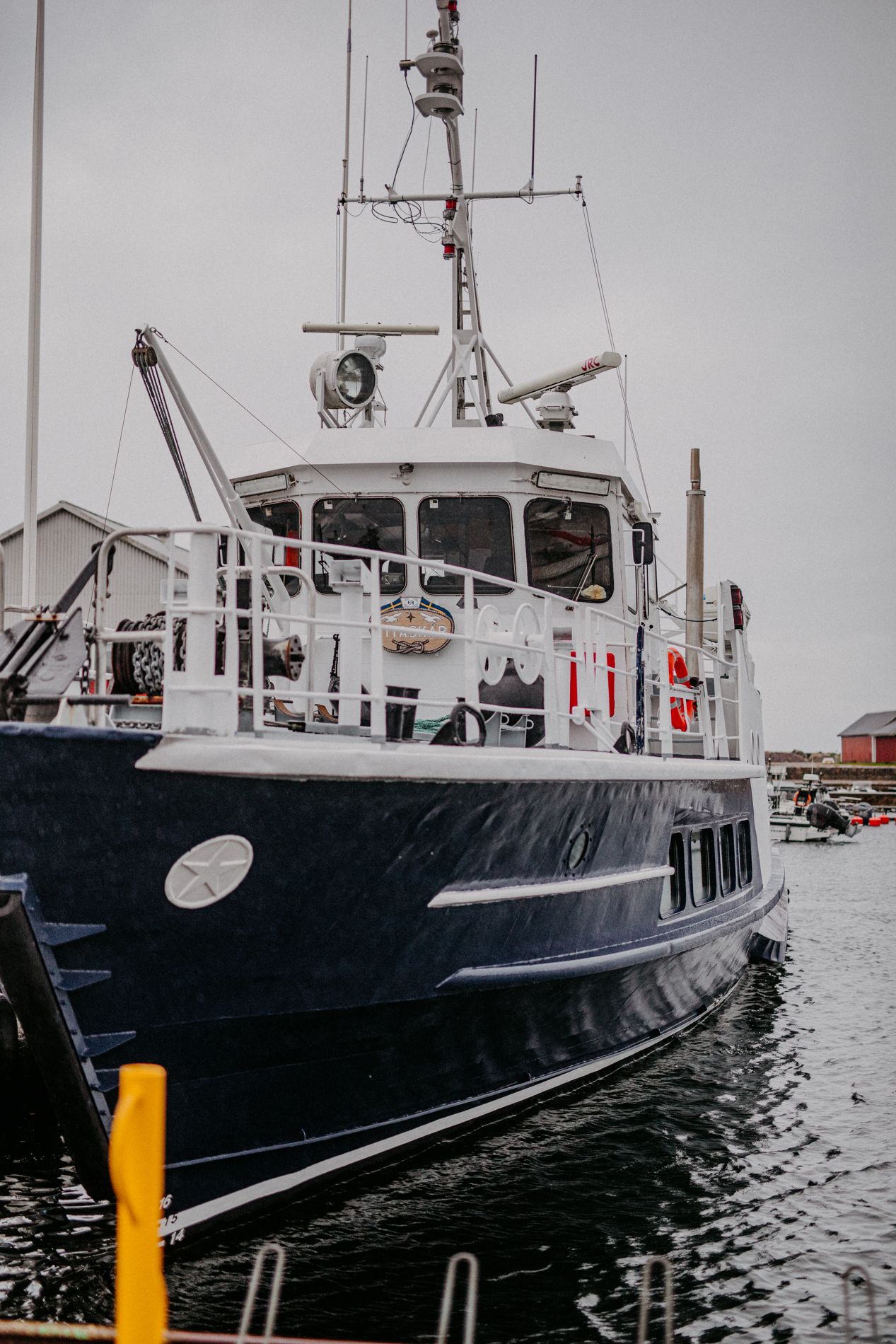 Fiskebåt vid kajen i Nogersunds hamn