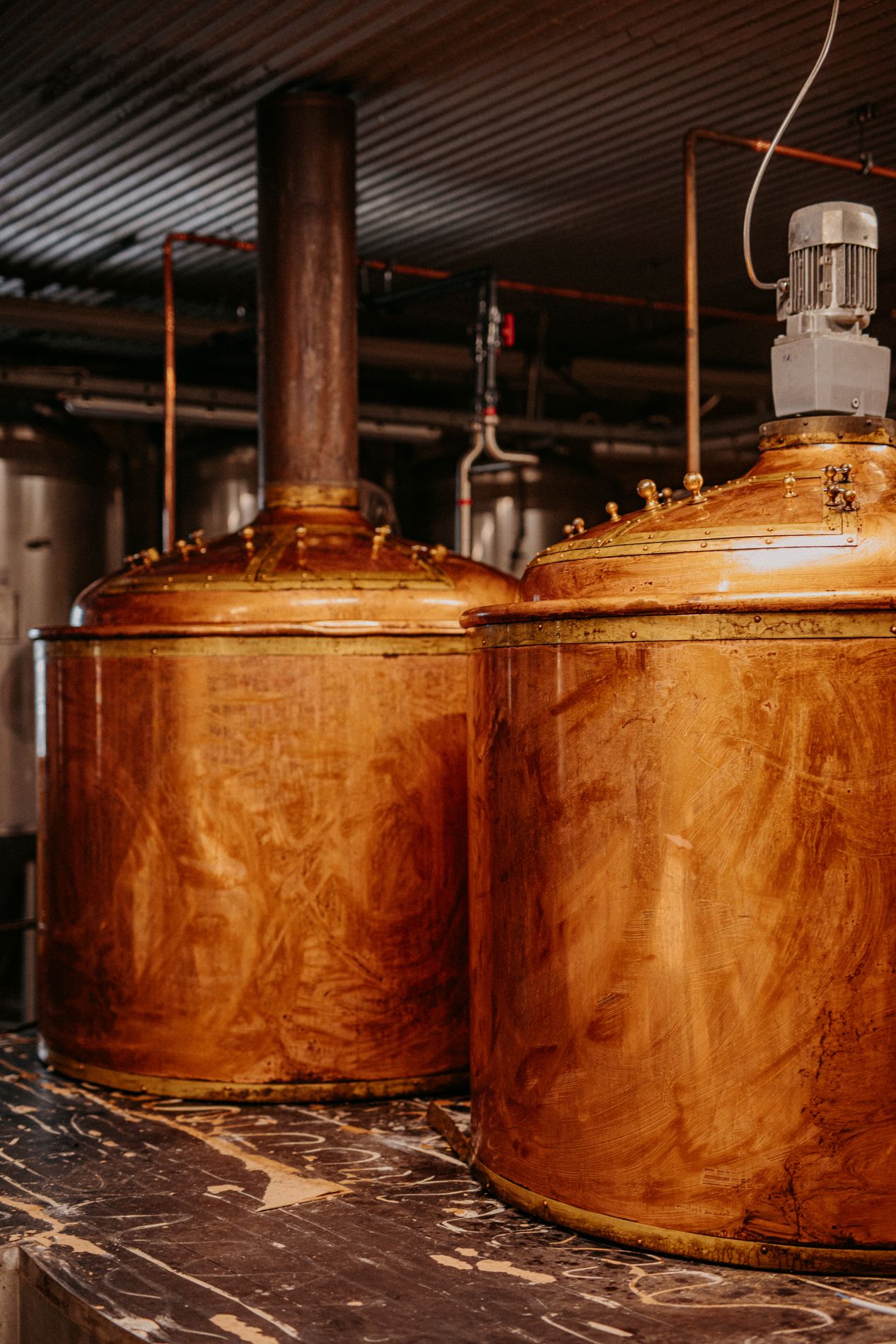 Kopparpannor i den gamla fiskfabrikens bryggverk