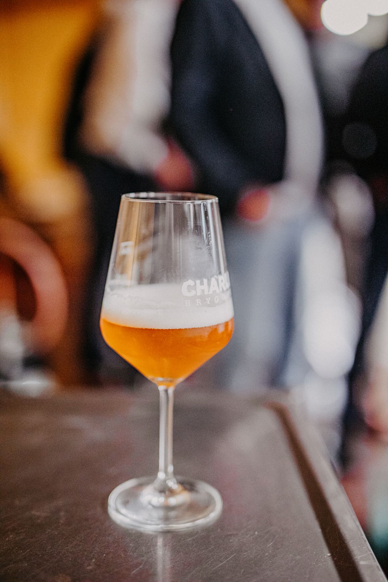 Glas med öl i baren under en pop-up-kväll
